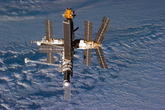 Avaruusasema Mir vuonna 1996. Kuvalähde: NASA